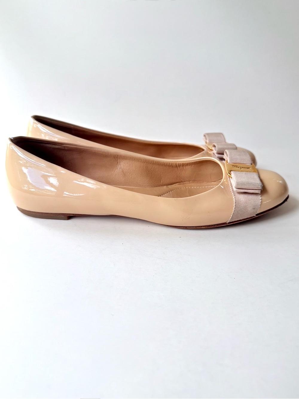 Salvatore Ferragamo Varina Beige Patent Leather Bow Ballet Flats 8.5 - Picture 6 of 16